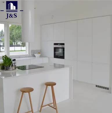 La tendance des cuisines à armoires blanches modernes occupe-t-elle le devant de la scène dans la conception de la maison ?